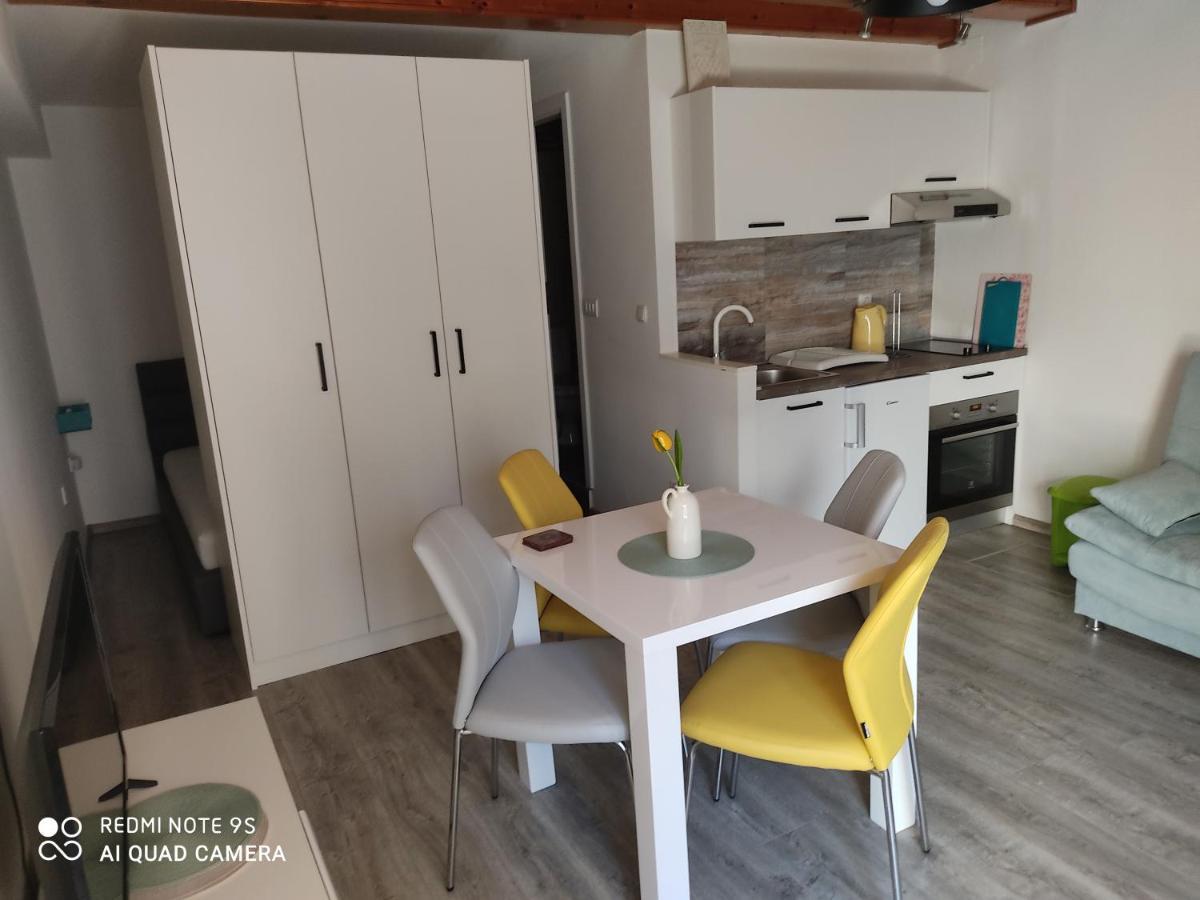 Fina M Studio Apartman กาลี ภายนอก รูปภาพ
